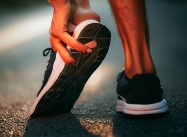 Ból kostki po wewnętrznej stronie po bieganiu - przyczyny i metody zaradzenia